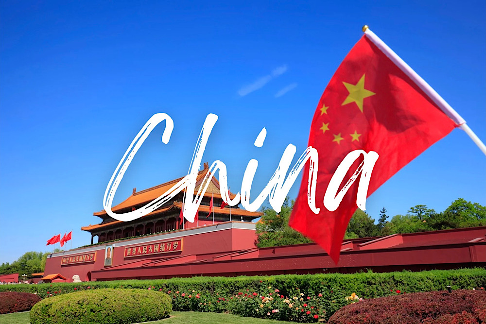 北京の建物に中国の国旗があり、白い文字でChinaと見出しが書かれている
